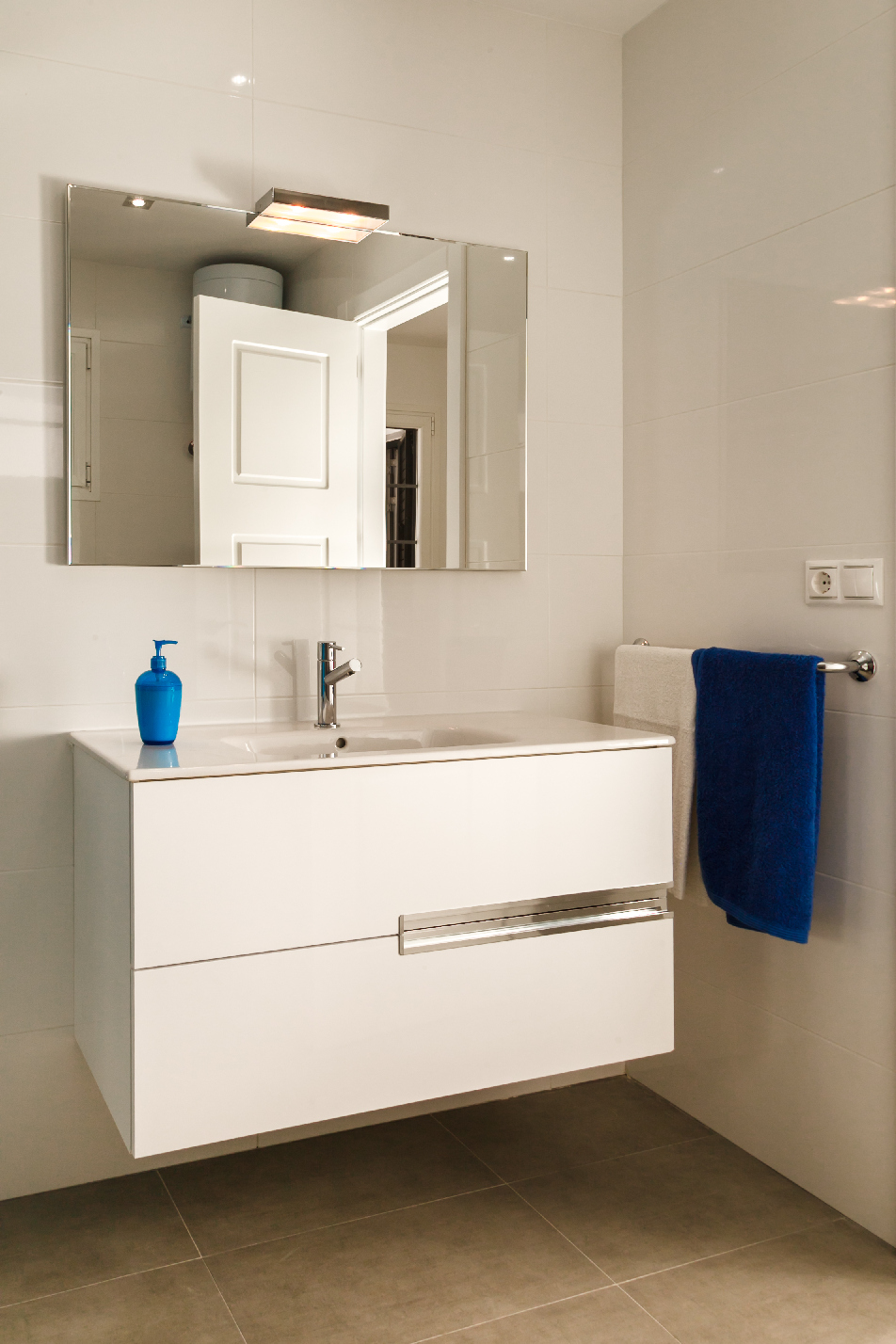Modern bathroom at Loma Verde holiday apartment in Puerto del Carmen, Lanzarote