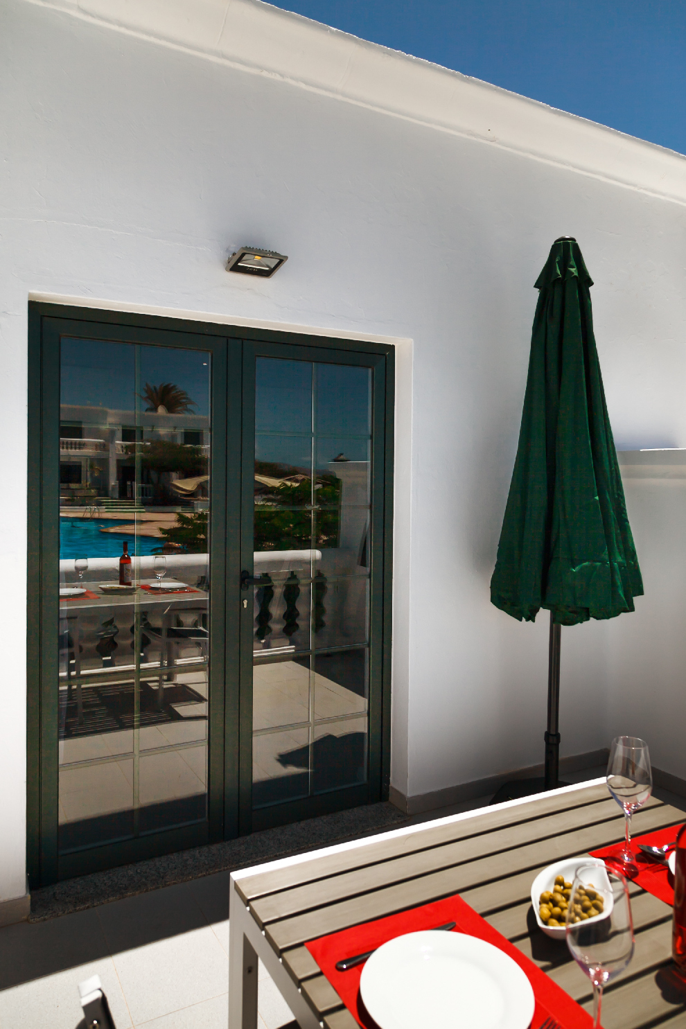 Loma Verde private terrace with outdoor table and Lanzarote sunlight