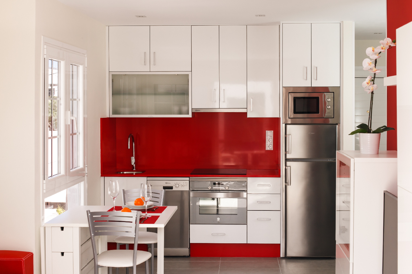 Fully equipped kitchen at San Fermín holiday apartment in Puerto del Carmen, Lanzarote